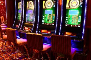 Free spin bonus round with expanded symbols